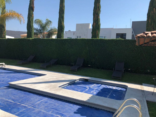 En Venta Casa En Centro Sur, Claustros, Gran Ubicación, Alberca, 3 Recamaras..