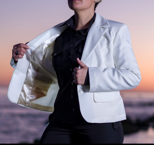 Imagen 1 de 5 de Blazer O Chaqueta Blanco Y Natural , En Tela Alicrada .