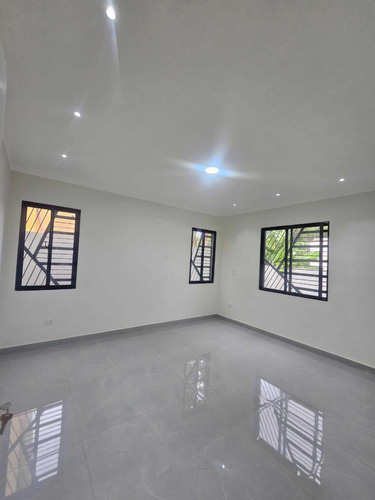 Exclusiva Casa Ubicada En El Residencial Los Lirios, La Roma