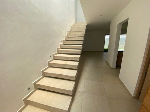 Casas En Venta En Grand Juriquilla, 3 Recamaras, Jardín, Family Room, Lujo!