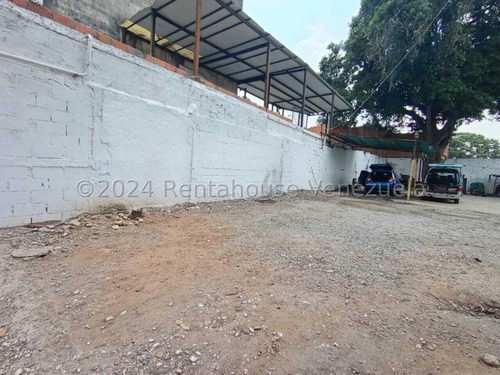 Amplio Terreno Plano, En Zona De Prestigio En Valencia A Pocos Metros De La Av Bolivar Norte Con Gran Ubicación. Este Amplio Terreno De 544metros Cuadrados, Con Bienhechuría De 52 Metros Cuadros