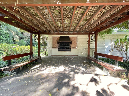 Gran Parque Nueva Costanera, Residencia Embajador Vitacura