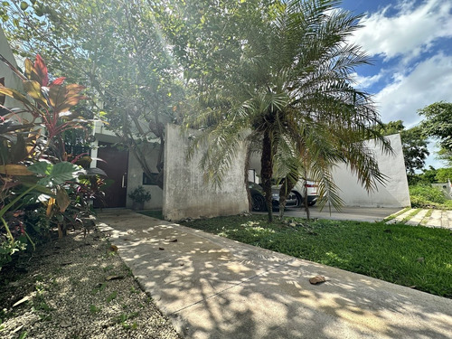 Casa En Venta Con Paneles Solares En Privada Arborea, Conkal.