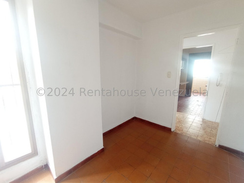 Apartamento En Venta Economico Grande Cómodo Cn 125 Metros 4 Habitaciones 2 Baños Zona Centro Maracay Agua Constante Seguridad Nela 2425950
