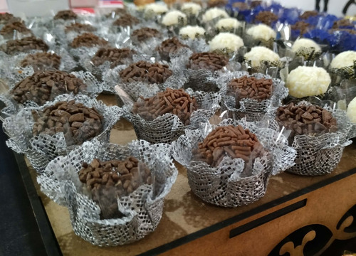 Forminhas Doces 50un 4 Pétalas 3,5cm E 50un Cestinhas 3cm