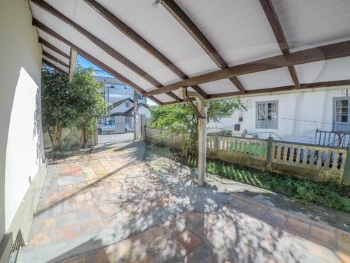 Casa Com 126,72 M² De Área Construída, Contendo 3 Dormitórios, Sala De Estar E Jantar, Banheiro Social, Cozinha, Área De Serviço, Deposito, Varanda E 1 Vaga De Garagem.terreno Escriturado, Contendo Á