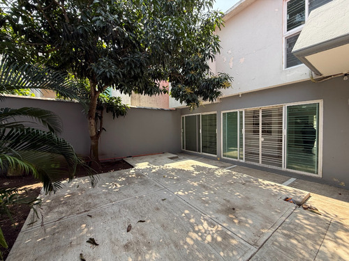 Casa En Venta En Boca Del Río, Veracruz Col. Graciano Sánchez Romo, De 4 Recamaras Y 4 Baños. A 5min Del Centro De Boca Del Rio, Plaza El Dorado Y Playas De Boca Del Rio.