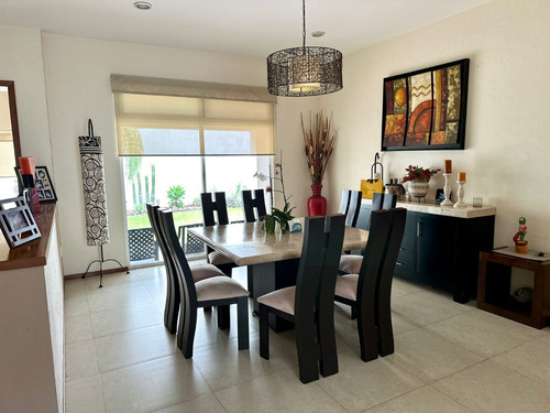 Oportunidad De Inversión - Casa Moderna Con Acabados De Primera En Previlegiada Ubicación En León!!