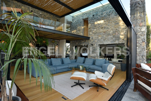 Venta Con Renta: Moderna Casa De Piedra Y Vidrio En Lomas Id 5297