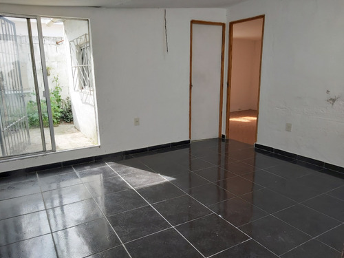 Apartamento Tipo Casa Con Patio Y Parrillero. Sin Gastos Comunes. Prox J. Serrato