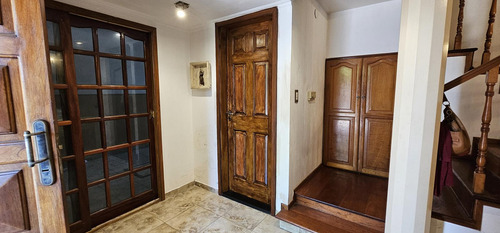 Casa Estilo Chalet 5 Ambientes Con Quincho, Pileta Y Cochera En Palomar
