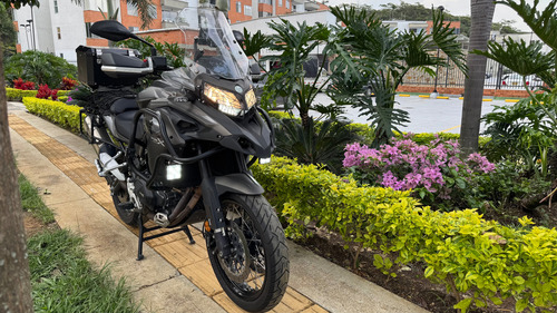 Moto Con Accesorios De Lujo Originales