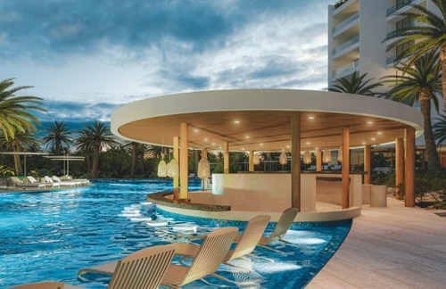 Condo Con Terraza Que Tiene Vista Al Mar, Cuatro Recamaras,