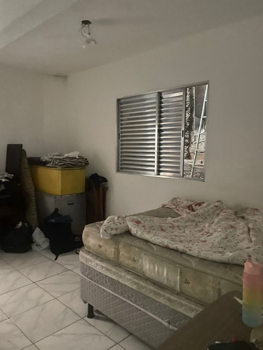 Casa Com 6 Quartos, Galpão E Banheiro.