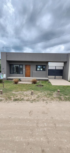 Casa En Venta - 2 Dormitorios 1 Baño 1 Cochera - 185mts2 - Necochea