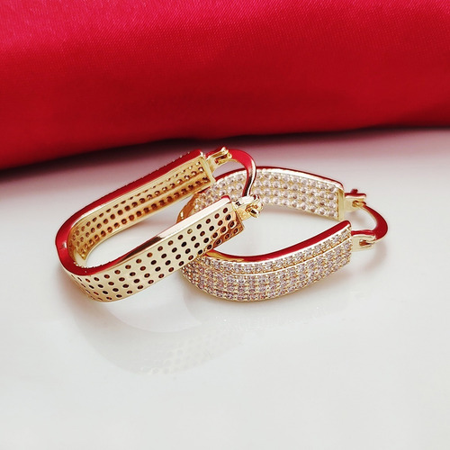 Imagem 4 de 7 de Brinco Feminino Argola Oval Cravejada Semijoia Banhado Ouro