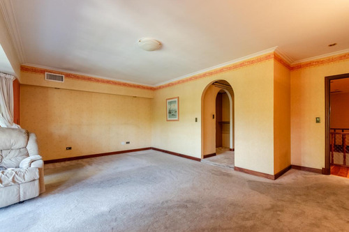 Imponente Casa Con Gran Parque En La Lucila, Zona Con Los Mejores Colegios.