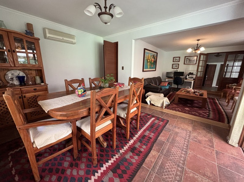 Gran Casa Con Terreno De 2016 M2 En Excelente Ubicación