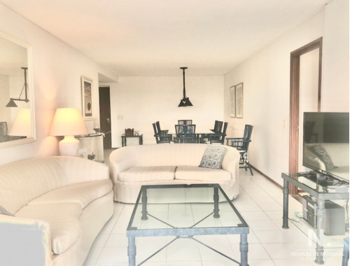 Apartamento De 3 Habitaciones A La Venta En Punta Del Este