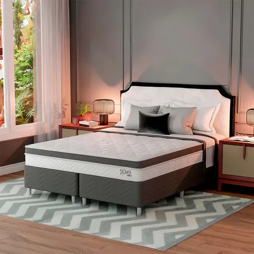 Colchão de casal SOMA com 4 pés de apoio, sobre um tapete de quarto com decoração geométrica