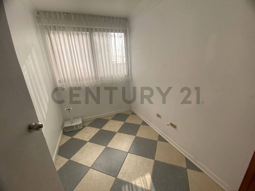 ¡amplia Casa En Arriendo 6d + 3b + Jardín + Quincho En ...