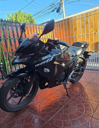 Suzuki Gixxer, Color Negro, Detalles Esteticos Minimos