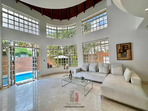 En Venta Hermosa Y Amplia Casa Quinta Ubicada En Los Samanes - Caracas
