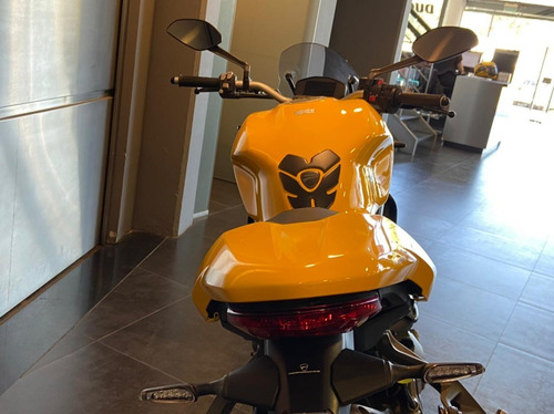 Monster 821 Amarillo Con Accesorios