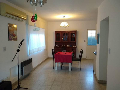 Venta Casa 2 Dormitorios C/cochera -  Capitan Bermudez - Barrio Centro