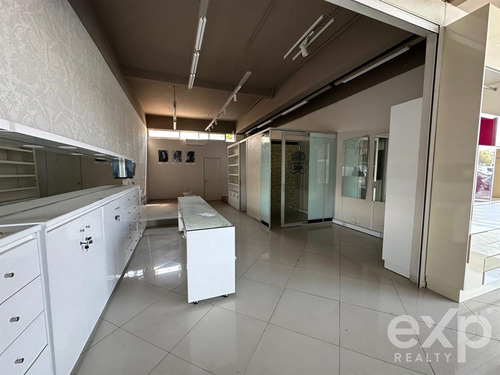 Arriendo Local Comercial Con Alto Trafico En Avda La Dehesa