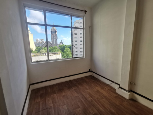 Monoambiente Sobre 18 De Julio Con Vista Despejada. Ideal Consultorio