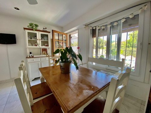 Chalet En Venta, Ubicado En Martínez, De Vías A Av. Del Libertador.