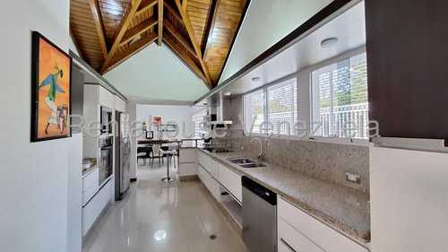 Hermosa Casa, Con Excelente Distribución Y Amplios Espacios Listos Para El Disfrute De La Familia. Fácil Mantenimiento Y Con Excelente Ubicación En Una De Las Mejores Urbanizaciones De Valencia