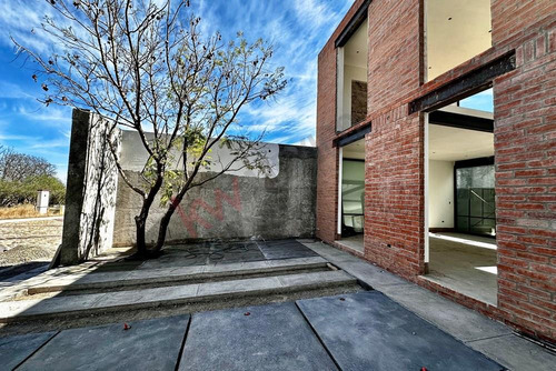 Casa En San Miguel De Allende Estilo Moderno En Fraccionami