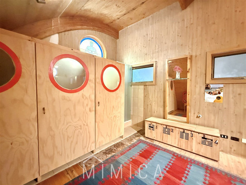 Casa De Tres Pisos Con Moderno Estilo Arquitectónico