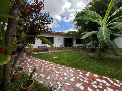 Espectacular Casa De Un Solo Nivel En Venta Lomas De La Trinidad Con Imponente Terraza Y Jardin Mls #24-8408 Carmen Febles 21-10