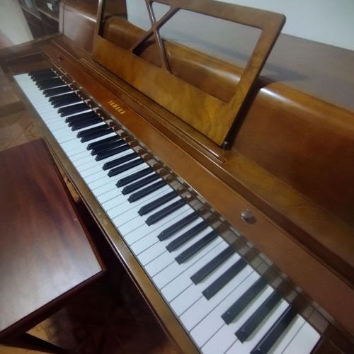 Piano Yamaha. 