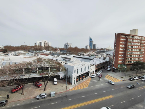 Venta Apartamento 2 Dormitorios. Piso Alto Sobre Av. Libertador. Balcón Soleado