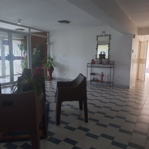 Imagen 6 de 20 de Apartamento En Playa Grande Con Inmejorable Ubicación. Vista Al Club Playa Grande Y Marina Grande. Luminoso,piso Medio. Edificio Bien Conservado.buen Condominio.