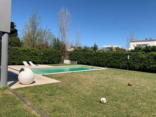Casa En Venta En Buenos Aires Village