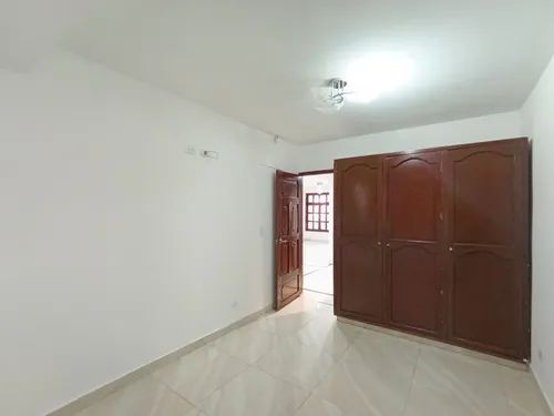 Casa En Venta En Prados Del Este. Cod V30246