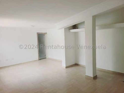 Casa Moderna Totalmente Remodelada, Con Amplios Espacios Iluminados Colinas De Guataparo 24-23018
