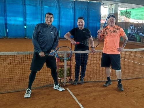 Imagen 3 de 5 de Clases De Tenis Bajo Techo. Ambos Sexos.