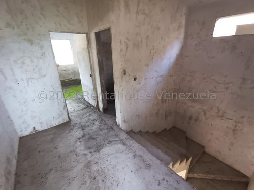 Hermosa Parcela De Terreno De 200 M2 Con Casa Estilo Duplex Construida Sobre Ella De Aproximadamente 160 M2, Su Distribucion Es Concepto Abierto En Obra Gris, Hermosas Vistas En Todos Sus Angulos,