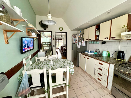 Duplex En Excelente Estado Sobre Calle Medina, Caseros Centro