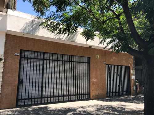 Muy Buena Propiedad  Con Local Y Garage ,o Doble Garage   4 Amb 2 Baños Patio Y Despensa A Refaccionar Lote  8.66x26.33 Preparada Para Un Piso Más Escucho Ofertas Considerables Lista Para Escriturar 