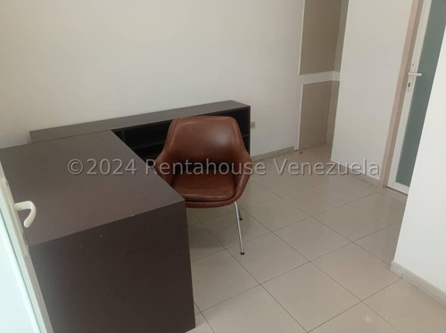 En Alquiler Estupendo Local Comercial Ubicado En El Recreo