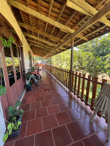 Vende Se Uma Propriedade Com Porteira Fechada