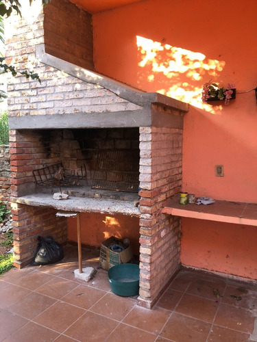 Lega Propiedades Vende Hermosa Casa Con Fondo.