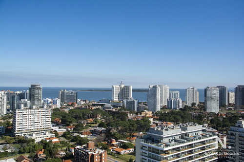 Vende Apartamento En Piso Alto, Torre Icon, Aidy Grill, Punta Del Este. Playa Brava 